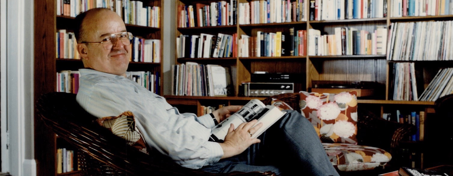 Robert Fulford in living room, with bookshelves border=